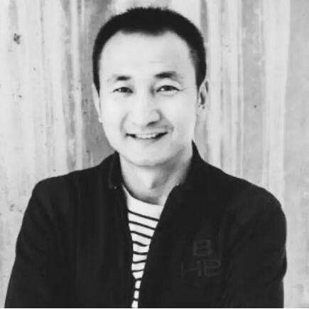劉軍 中央美術(shù)學院藝術(shù)管理碩士、澳大利亞國立大學創(chuàng)新工商管理碩士、北京國際設(shè)計周藝術(shù)社區(qū)聯(lián)盟發(fā)起人和執(zhí)行委員會主任、藝術(shù)介入聯(lián)合創(chuàng)始人、全國九大重點美院千里之行“踐行”藝術(shù)計劃發(fā)起人、藝術(shù)北京博覽會“ART PARK”公共藝術(shù)板塊聯(lián)合發(fā)起人運營總監(jiān)。專注公共藝術(shù)項目的開發(fā)管理。