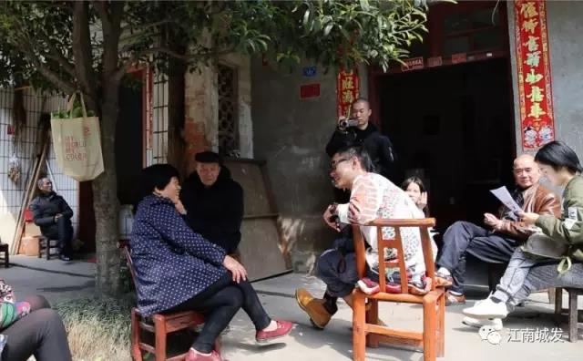△ 趙明——“這次創(chuàng)作強(qiáng)調(diào)在地性、紀(jì)念性與參與性。我們針對(duì)問(wèn)卷，以外來(lái)人的身份，來(lái)介入、想象生活在此地的居民，他們發(fā)生的故事和曾經(jīng)的生活狀態(tài)?！? data-=