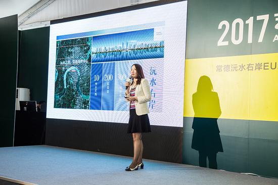常德市江南城市發(fā)展有限公司董事副總經(jīng)理谷穗則為現(xiàn)場(chǎng)觀眾介紹了這個(gè)投資超過(guò)200億元、面積300萬(wàn)平方、持續(xù)建設(shè)8到10年的沅水右岸如何建構(gòu)城市·人·生活三者之間的關(guān)系